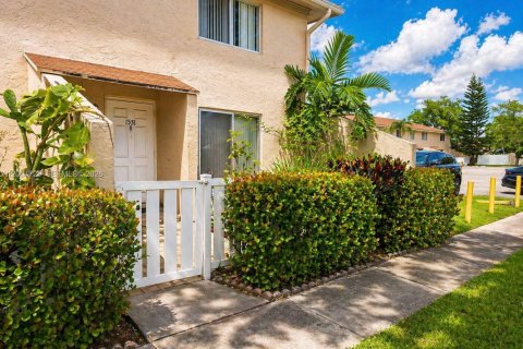 Townhouse in Margate, Florida 3 bedrooms, 141.95 sq.m. № 2075450