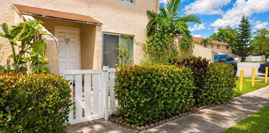 Townhouse in Margate, Florida 3 bedrooms, 141.95 sq.m. № 2075450