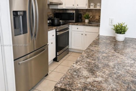 Townhouse in Margate, Florida 3 bedrooms, 141.95 sq.m. № 2075450 - photo 3