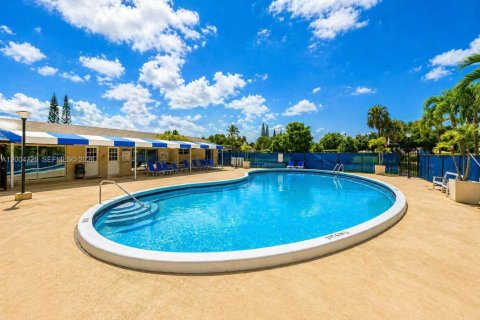 Townhouse in Margate, Florida 3 bedrooms, 141.95 sq.m. № 2075450 - photo 10