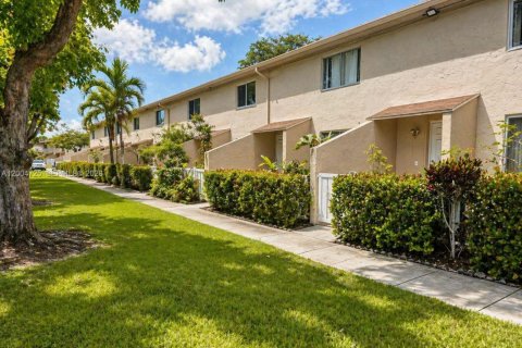 Townhouse in Margate, Florida 3 bedrooms, 141.95 sq.m. № 2075450 - photo 2