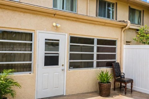 Townhouse in Margate, Florida 3 bedrooms, 141.95 sq.m. № 2075450 - photo 12