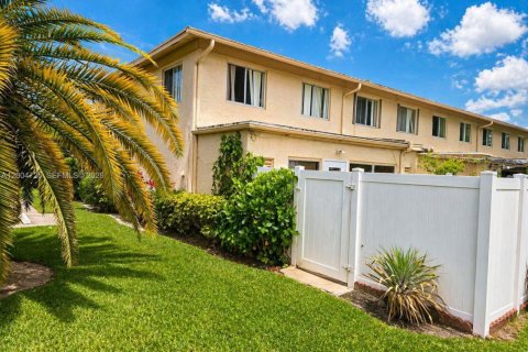 Townhouse in Margate, Florida 3 bedrooms, 141.95 sq.m. № 2075450 - photo 13