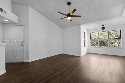 Condo in Margate, Florida, 2 bedrooms  № 2055384 - photo 9