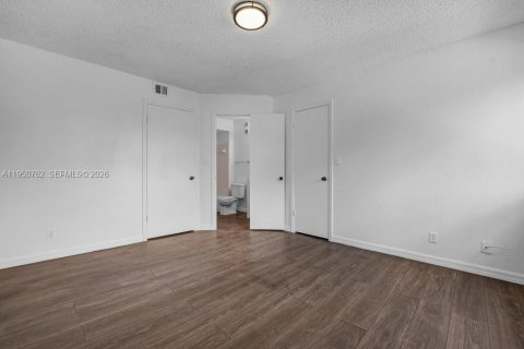 Condo in Margate, Florida, 2 bedrooms  № 2055384 - photo 11