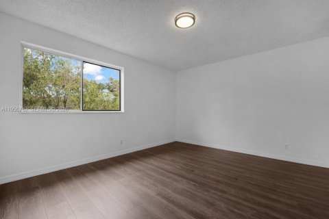 Condo in Margate, Florida, 2 bedrooms  № 2055384 - photo 13