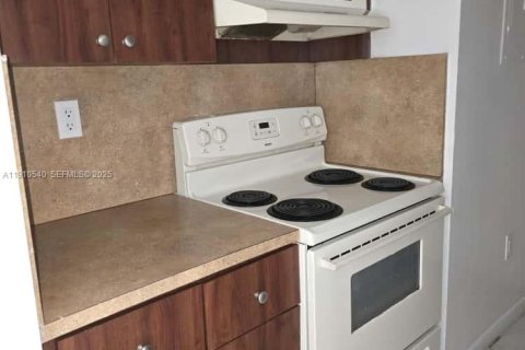 Снять в аренду кондоминиум в Майами, Флорида 2 спальни, 72.84м2, № 2034929 - фото 2