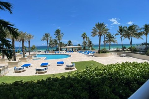 Снять в аренду кондоминиум в Санни-Айлс-Бич, Флорида 3 спальни, 170.94м2, № 1959590 - фото 1