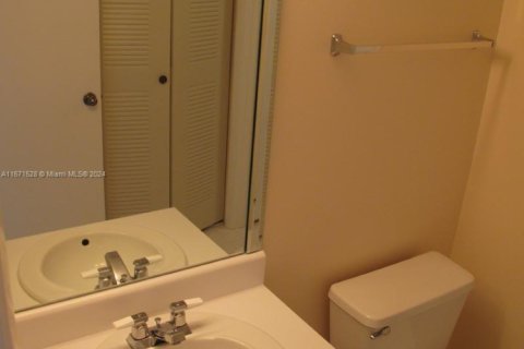 Condo in Tamarac, Florida, 2 bedrooms  № 1753851 - photo 17