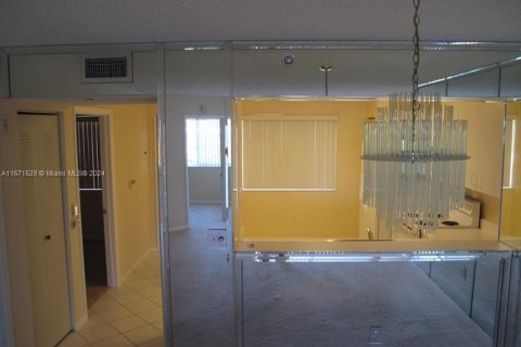 Condo in Tamarac, Florida, 2 bedrooms  № 1753851 - photo 6
