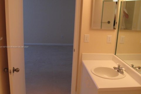 Condo in Tamarac, Florida, 2 bedrooms  № 1753851 - photo 10