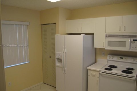 Condo in Tamarac, Florida, 2 bedrooms  № 1753851 - photo 2