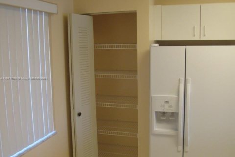 Condo in Tamarac, Florida, 2 bedrooms  № 1753851 - photo 3