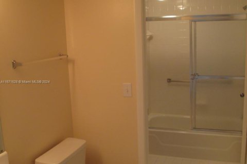 Condo in Tamarac, Florida, 2 bedrooms  № 1753851 - photo 11