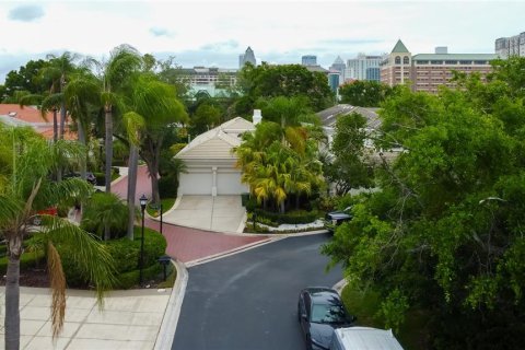 House in Tampa, Florida 4 bedrooms, 280.19 sq.m. № 1629190 - photo 2