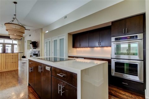 House in Tampa, Florida 4 bedrooms, 280.19 sq.m. № 1629190 - photo 5