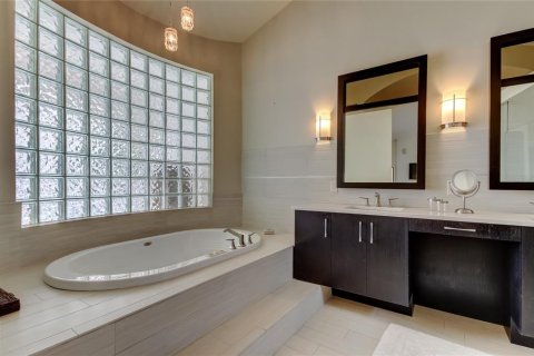 House in Tampa, Florida 4 bedrooms, 280.19 sq.m. № 1629190 - photo 7