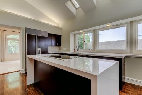 House in Tampa, Florida 4 bedrooms, 280.19 sq.m. № 1629190 - photo 17