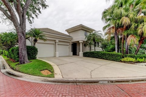 House in Tampa, Florida 4 bedrooms, 280.19 sq.m. № 1629190 - photo 1