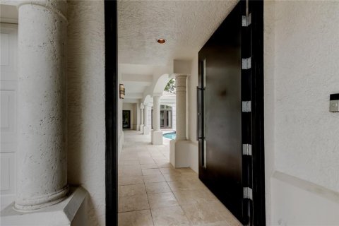 House in Tampa, Florida 4 bedrooms, 280.19 sq.m. № 1629190 - photo 3