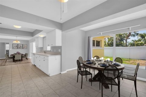 House in Saint Petersburg, Florida 3 bedrooms, 214.42 sq.m. № 1761211 - photo 9