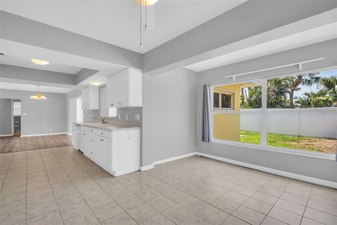 House in Saint Petersburg, Florida 3 bedrooms, 214.42 sq.m. № 1761211 - photo 8