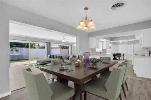 House in Saint Petersburg, Florida 3 bedrooms, 214.42 sq.m. № 1761211 - photo 15