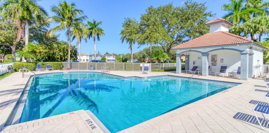 Дом в Холливуд, Флорида 4 спальни, 200.85м2 № 1945184