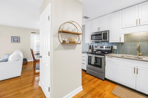 Condo in Saint Petersburg, Florida, 1 bedroom  № 2141955 - photo 9