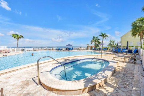 Condo in Saint Petersburg, Florida, 1 bedroom  № 2141955 - photo 23