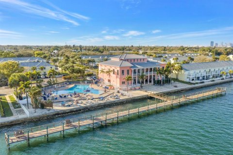 Condo in Saint Petersburg, Florida, 1 bedroom  № 2141955 - photo 5