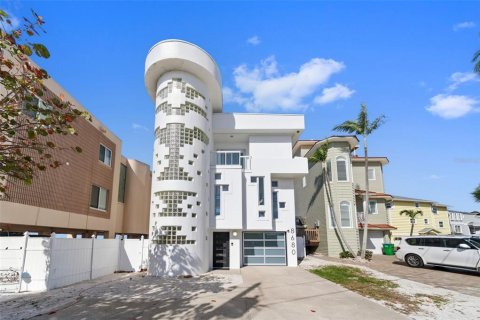 Casa en Treasure Island, Florida 3 dormitorios, 200.48 m2 № 2135123