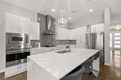 Casa en alquiler en Tampa, Florida, 5 dormitorios, 230.4 m2 № 1799931 - foto 6