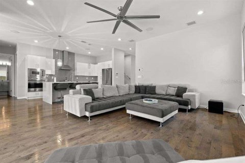 Casa en alquiler en Tampa, Florida, 5 dormitorios, 230.4 m2 № 1799931 - foto 7