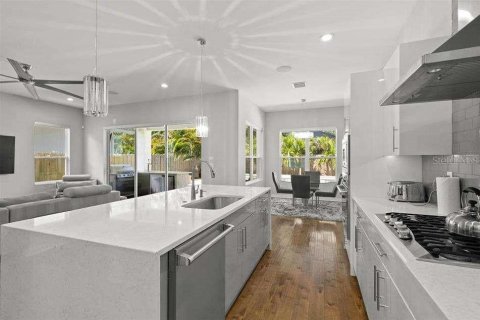 Casa en alquiler en Tampa, Florida, 5 dormitorios, 230.4 m2 № 1799931 - foto 4