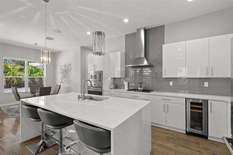 Casa en alquiler en Tampa, Florida, 5 dormitorios, 230.4 m2 № 1799931 - foto 3