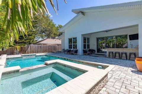 Casa en alquiler en Tampa, Florida, 5 dormitorios, 230.4 m2 № 1799931 - foto 1