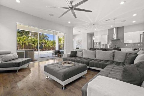 Casa en alquiler en Tampa, Florida, 5 dormitorios, 230.4 m2 № 1799931 - foto 2