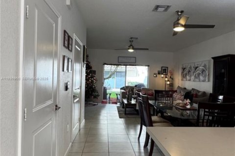 Townhouse in Miami Gardens, Florida 3 bedrooms, 133.97 sq.m. № 1994872 - photo 6