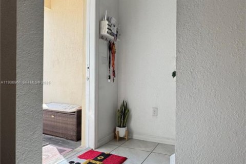 Townhouse in Miami Gardens, Florida 3 bedrooms, 133.97 sq.m. № 1994872 - photo 4