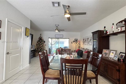 Townhouse in Miami Gardens, Florida 3 bedrooms, 133.97 sq.m. № 1994872 - photo 8