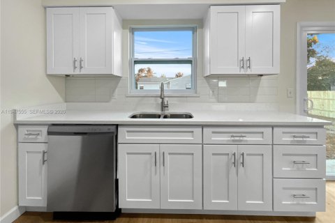 House in Stuart, Florida 4 bedrooms, 123 sq.m. № 2003651 - photo 19