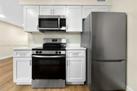 House in Stuart, Florida 4 bedrooms, 123 sq.m. № 2003651 - photo 17