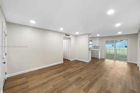 House in Stuart, Florida 4 bedrooms, 123 sq.m. № 2003651 - photo 6