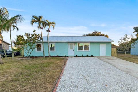 House in Stuart, Florida 4 bedrooms, 123 sq.m. № 2003651