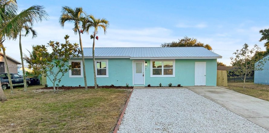 House in Stuart, Florida 4 bedrooms, 123 sq.m. № 2003651