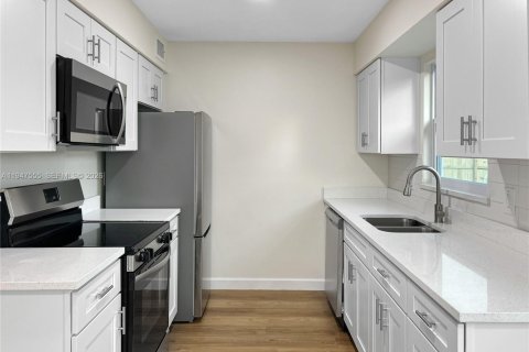 House in Stuart, Florida 4 bedrooms, 123 sq.m. № 2003651 - photo 18