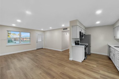 House in Stuart, Florida 4 bedrooms, 123 sq.m. № 2003651 - photo 5