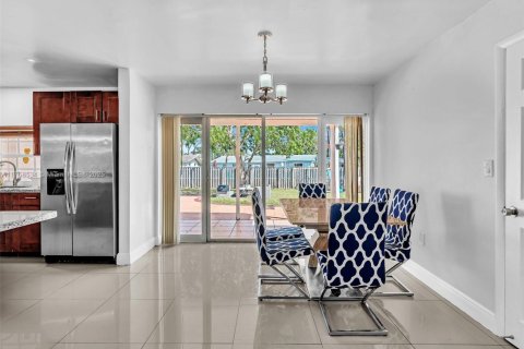 House in Hollywood, Florida 3 bedrooms, 125.51 sq.m. № 2037903 - photo 11