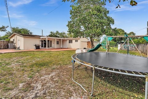 House in Hollywood, Florida 3 bedrooms, 125.51 sq.m. № 2037903 - photo 26